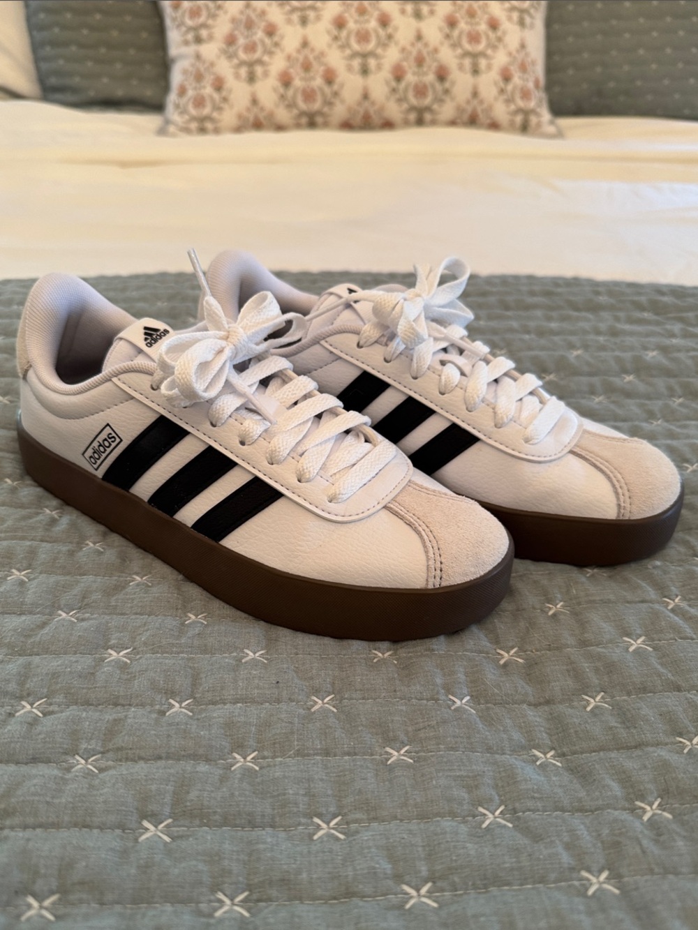 EUC adidas Sneakers